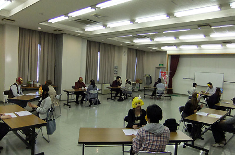 Geeks japoneses participam de encontro de casais mascarados 06