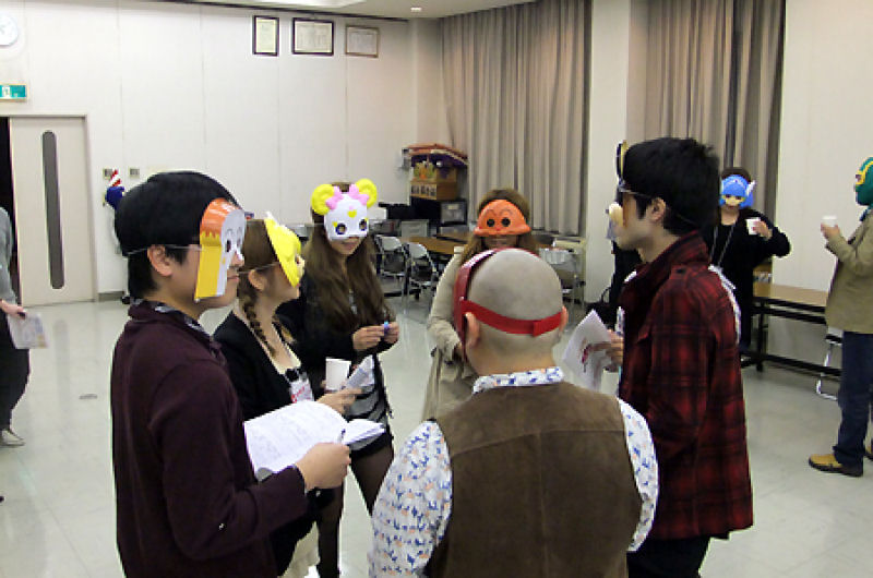 Geeks japoneses participam de encontro de casais mascarados 10
