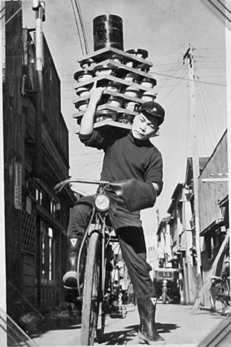 Ciclistas acrobáticos entregadores de macarrão do Japão, de meados do Séc. XX
