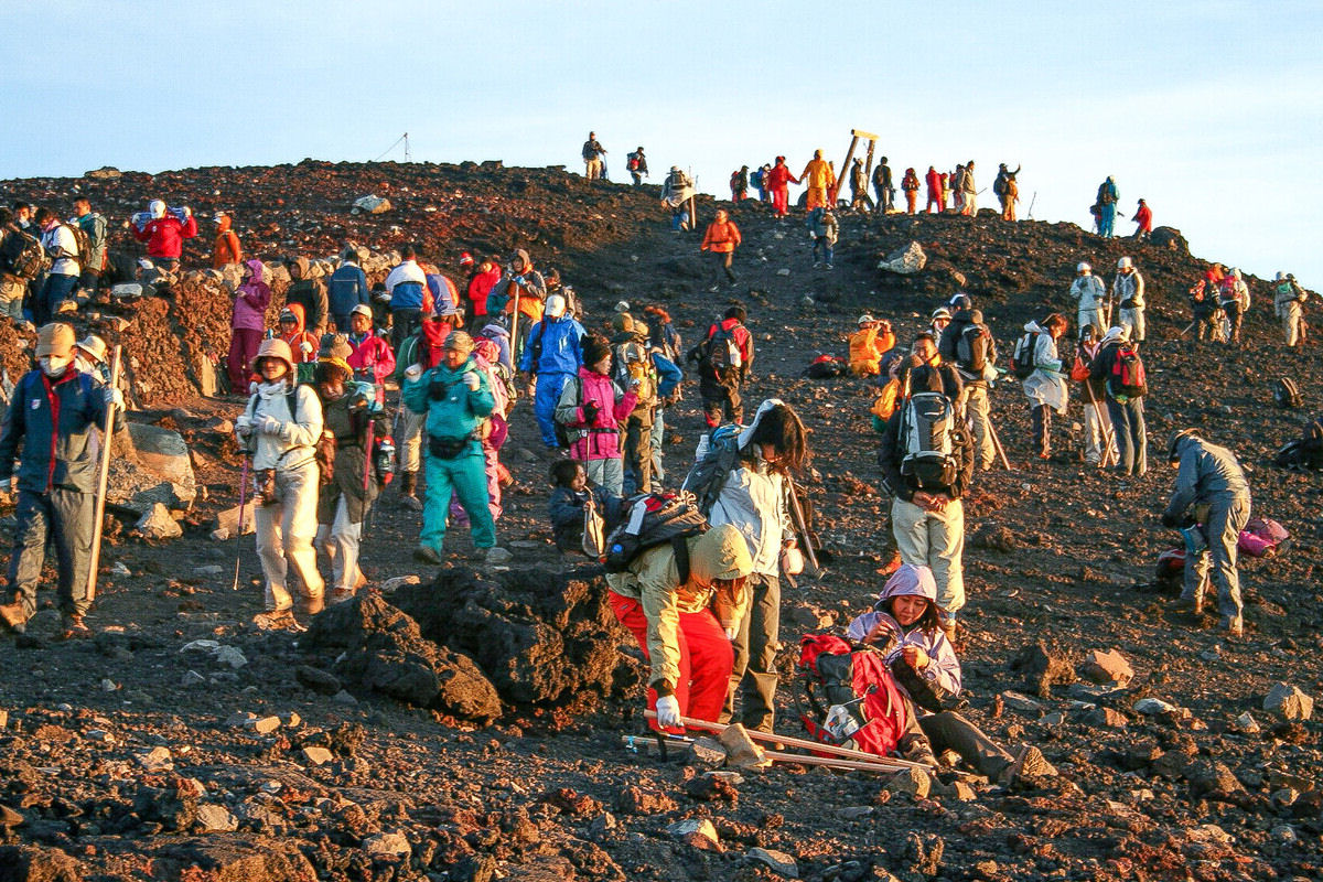 Japo cobrar para escalar o Monte Fuji para evitar que o turismo o transforme em um enorme depsito de lixo