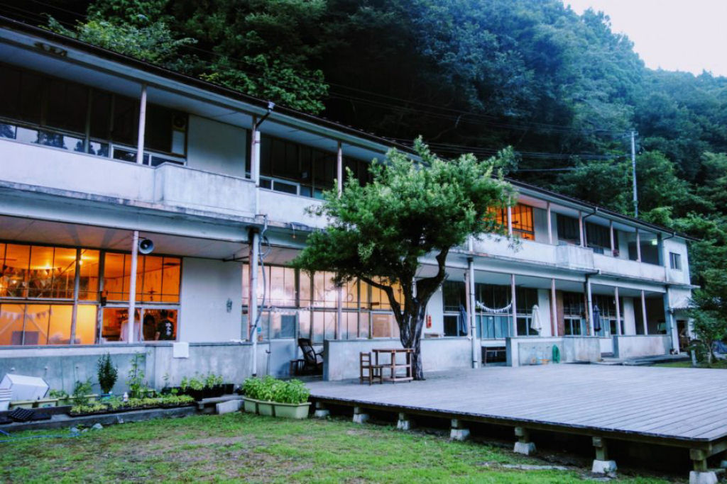 Esta escola japonesa abandonada se tornou uma mansão pessoal, mas todos estão convidados