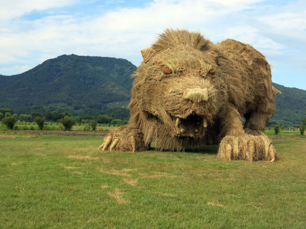 O festival de arte de Wara dá boas-vindas a esculturas de palha de arroz superdimensionadas 04