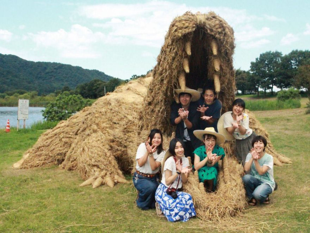 O festival de arte de Wara dá boas-vindas a esculturas de palha de arroz superdimensionadas 13