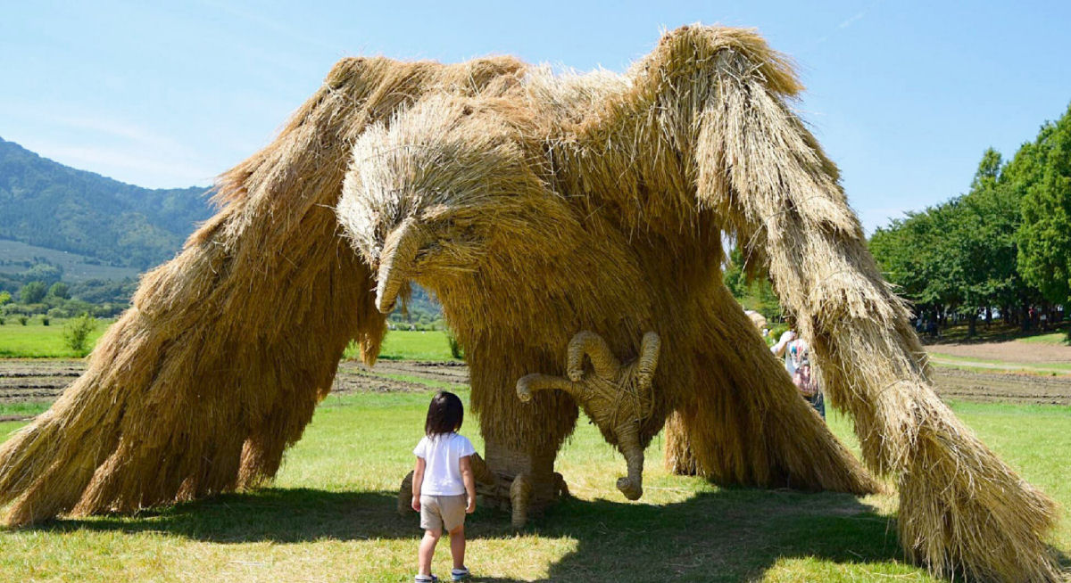Criaturas de palha de arroz povoam as terras agrícolas japonesas em festival de arte 01