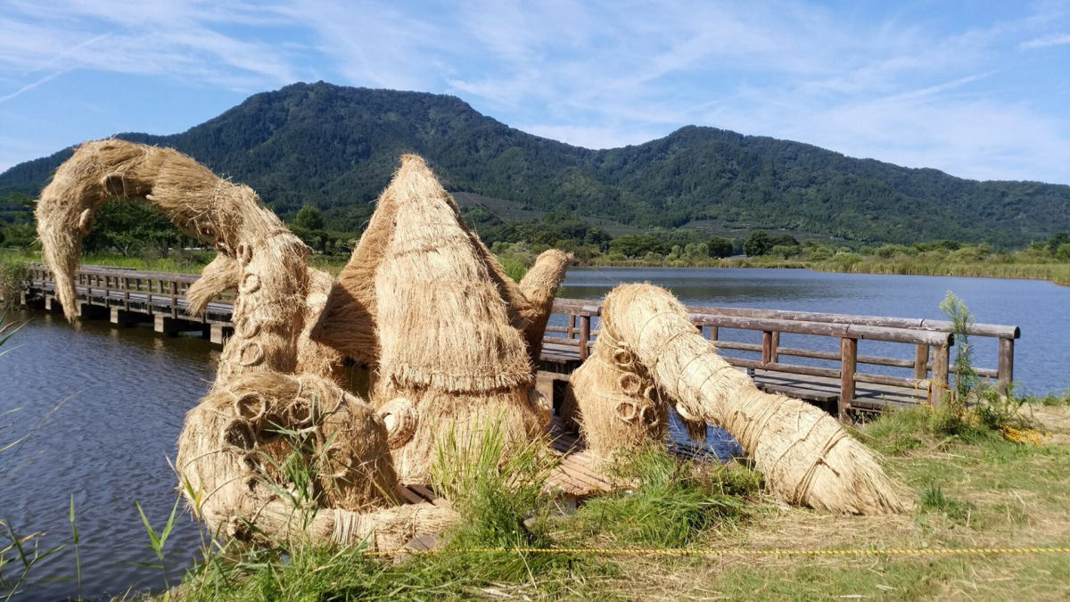 Criaturas de palha de arroz povoam as terras agrícolas japonesas em festival de arte 02