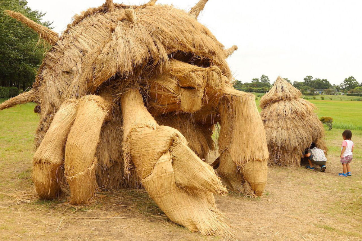 Criaturas de palha de arroz povoam as terras agrícolas japonesas em festival de arte 03