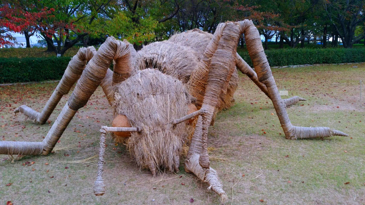 Criaturas de palha de arroz povoam as terras agrícolas japonesas em festival de arte 07