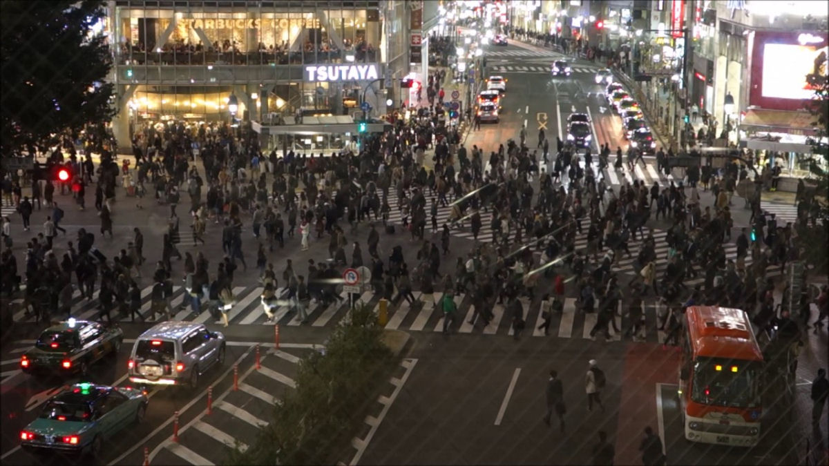 Palerma solta fogos de artifcio no meio do cruzamento de pedestres mais movimentado de Tquio