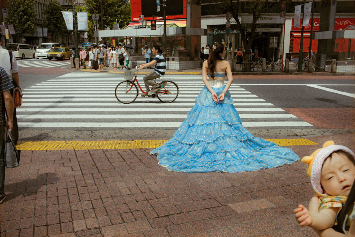 Fotografias emolduram cândidos e enigmáticos momentos observados nas ruas do Japão 02