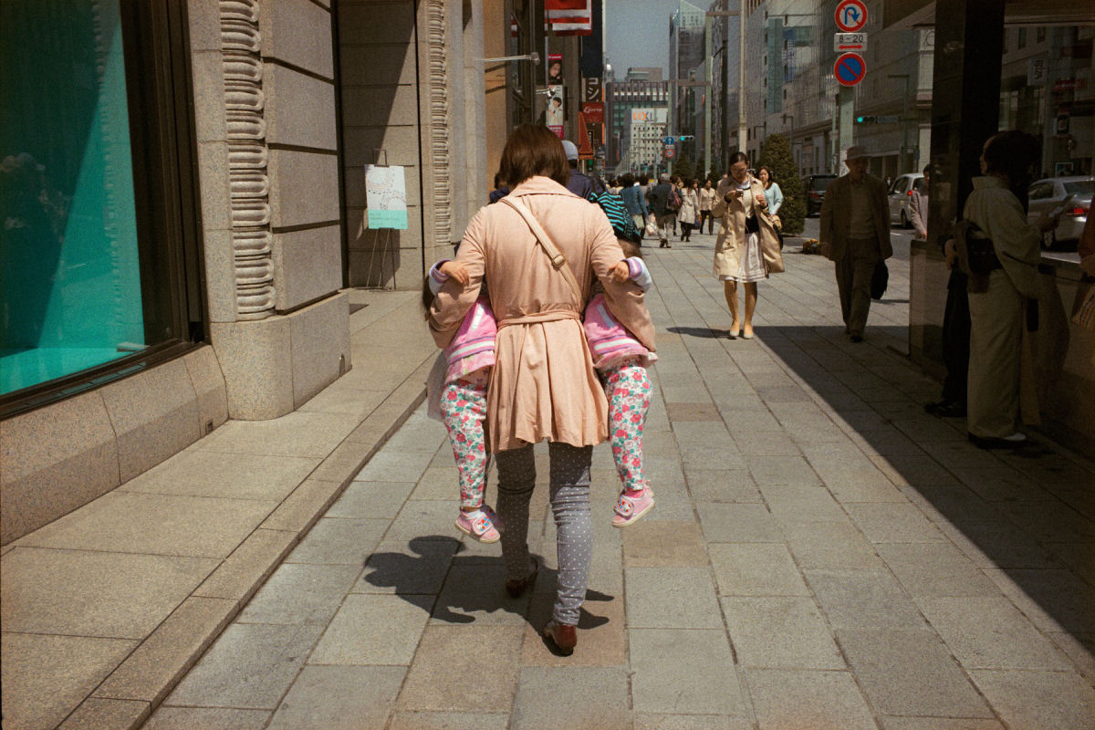 Fotografias emolduram cândidos e enigmáticos momentos observados nas ruas do Japão 06