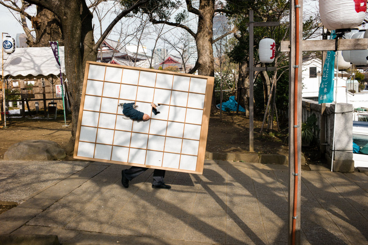Fotografias emolduram cândidos e enigmáticos momentos observados nas ruas do Japão 09
