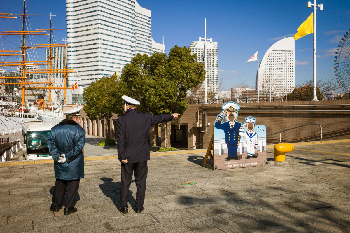 Fotografias emolduram cândidos e enigmáticos momentos observados nas ruas do Japão 11