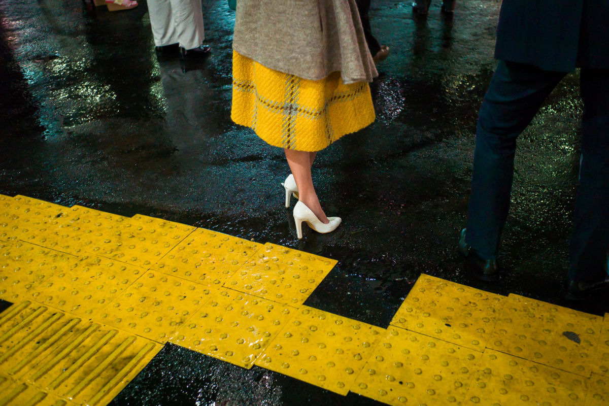 Fotografias emolduram cândidos e enigmáticos momentos observados nas ruas do Japão 12
