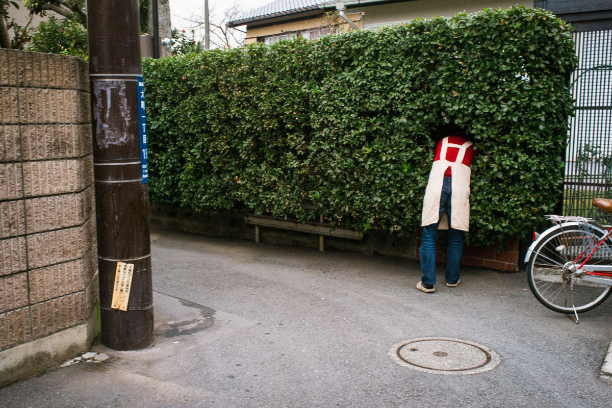 Fotografias emolduram cândidos e enigmáticos momentos observados nas ruas do Japão 13