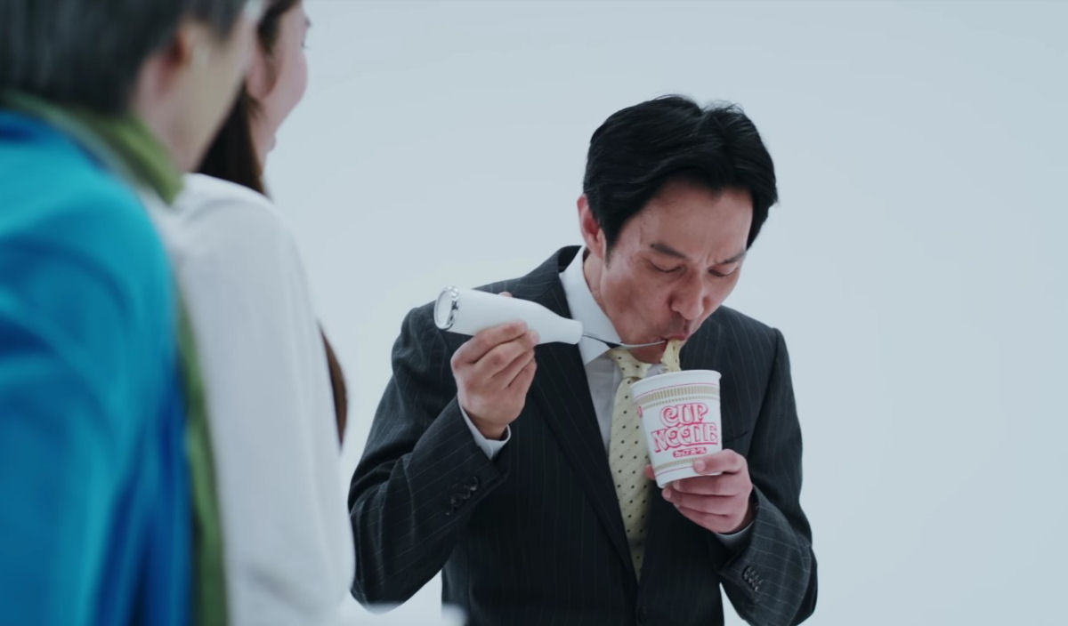 Empresa japonesa cria um garfo inteligente que cancela os rudos de sorver o macarro