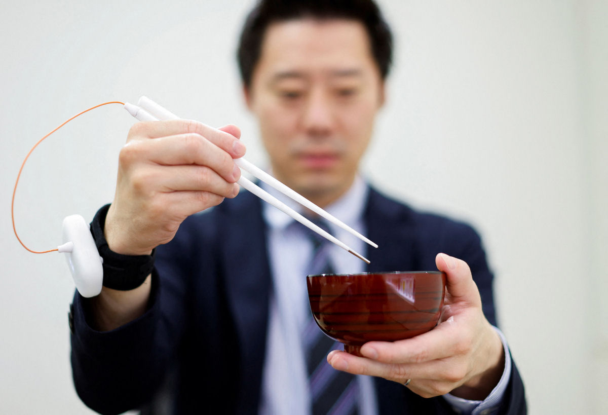 Japão inventa pauzinhos 'elétricos' que fazem a comida parecer mais salgada