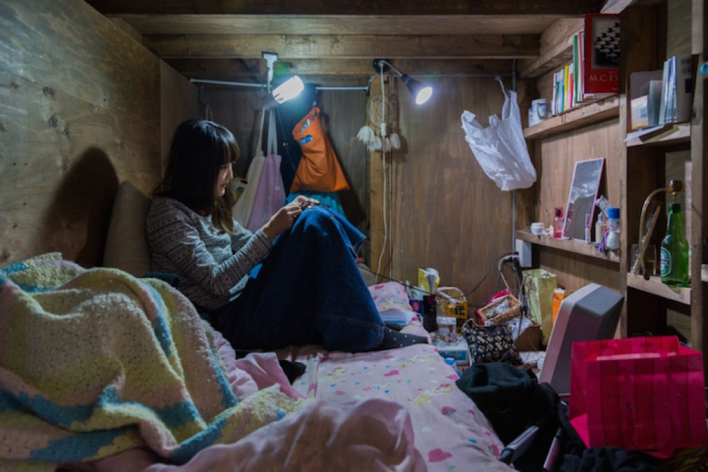 Retratos de pessoas que vivem em hotis com minsculos quartos em Tquio 01