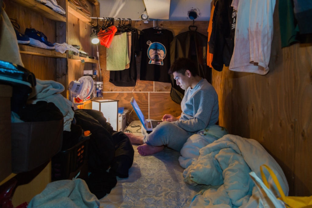 Retratos de pessoas que vivem em hotis com minsculos quartos em Tquio 04