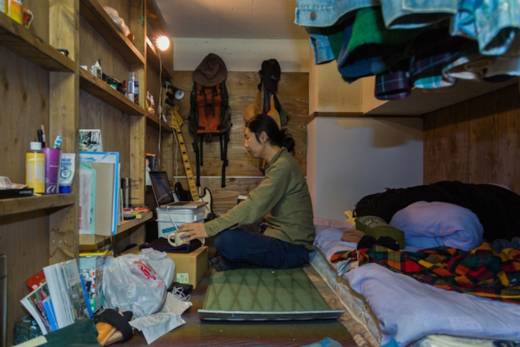 Retratos de pessoas que vivem em hotis com minsculos quartos em Tquio 07