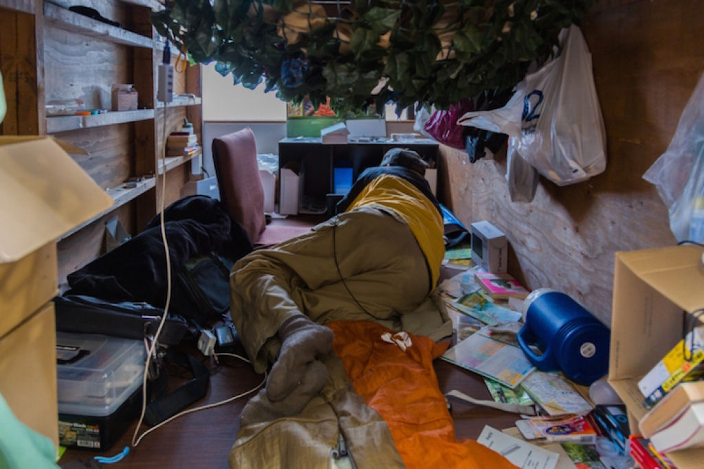 Retratos de pessoas que vivem em hotis com minsculos quartos em Tquio 08