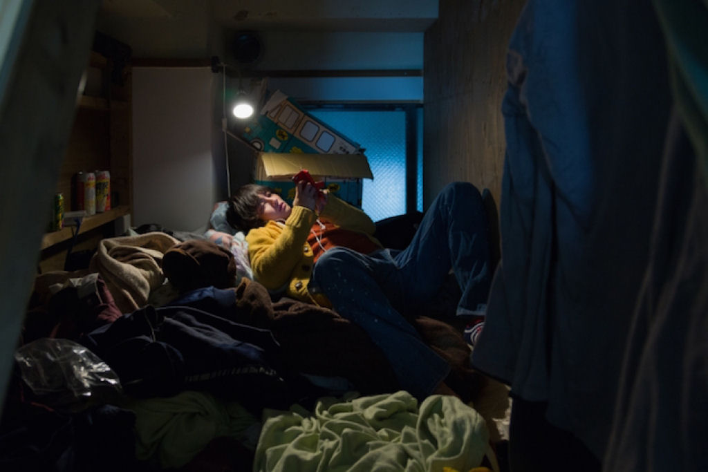 Retratos de pessoas que vivem em hotis com minsculos quartos em Tquio 13