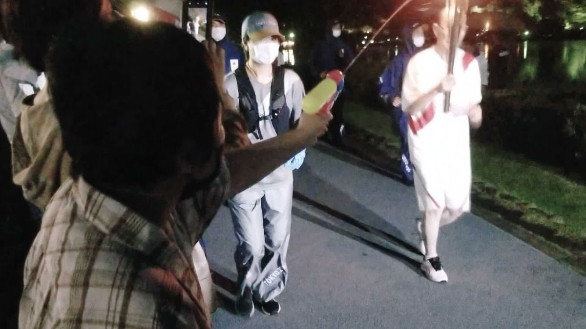 Japonesa é presa por tentar apagar a tocha olímpica com pistola d'água