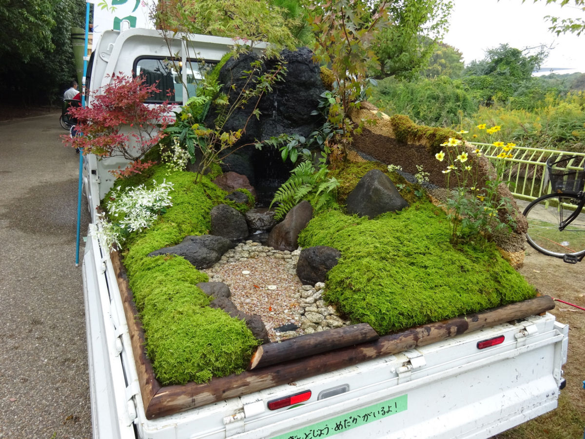No Japão há um concurso que consiste em criar o mais belo jardim na caçamba de uma caminhonete 03