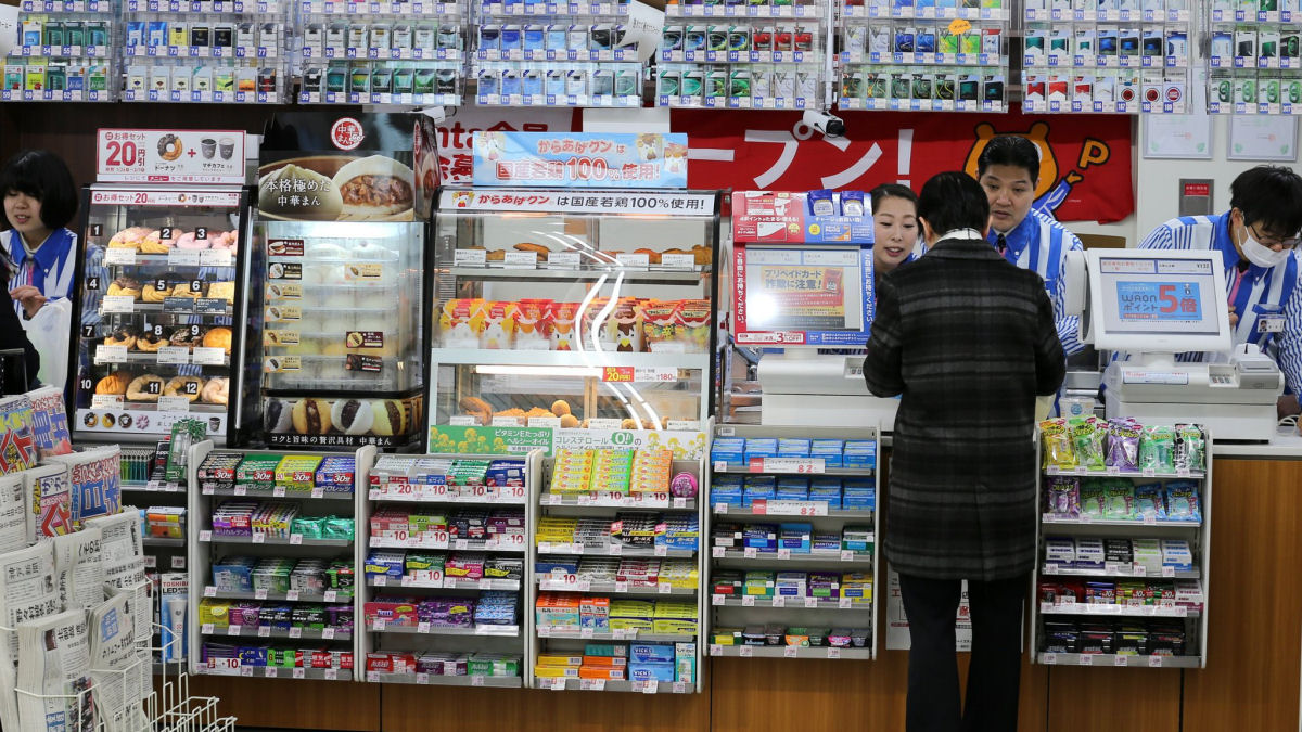 Japons pede educadamente para roubar loja, diante da negativa se entrega  polcia