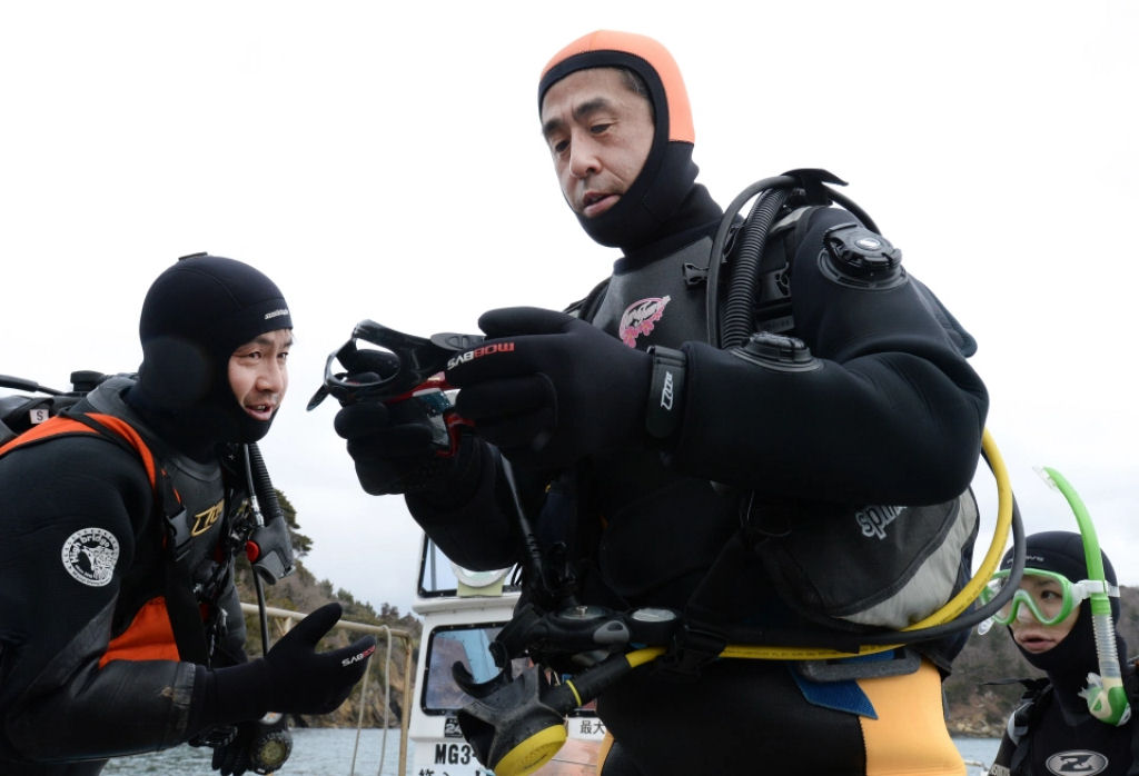 Japonês aprendeu a mergulhar para buscar os restos da esposa desaparecida no tsunami de 2011