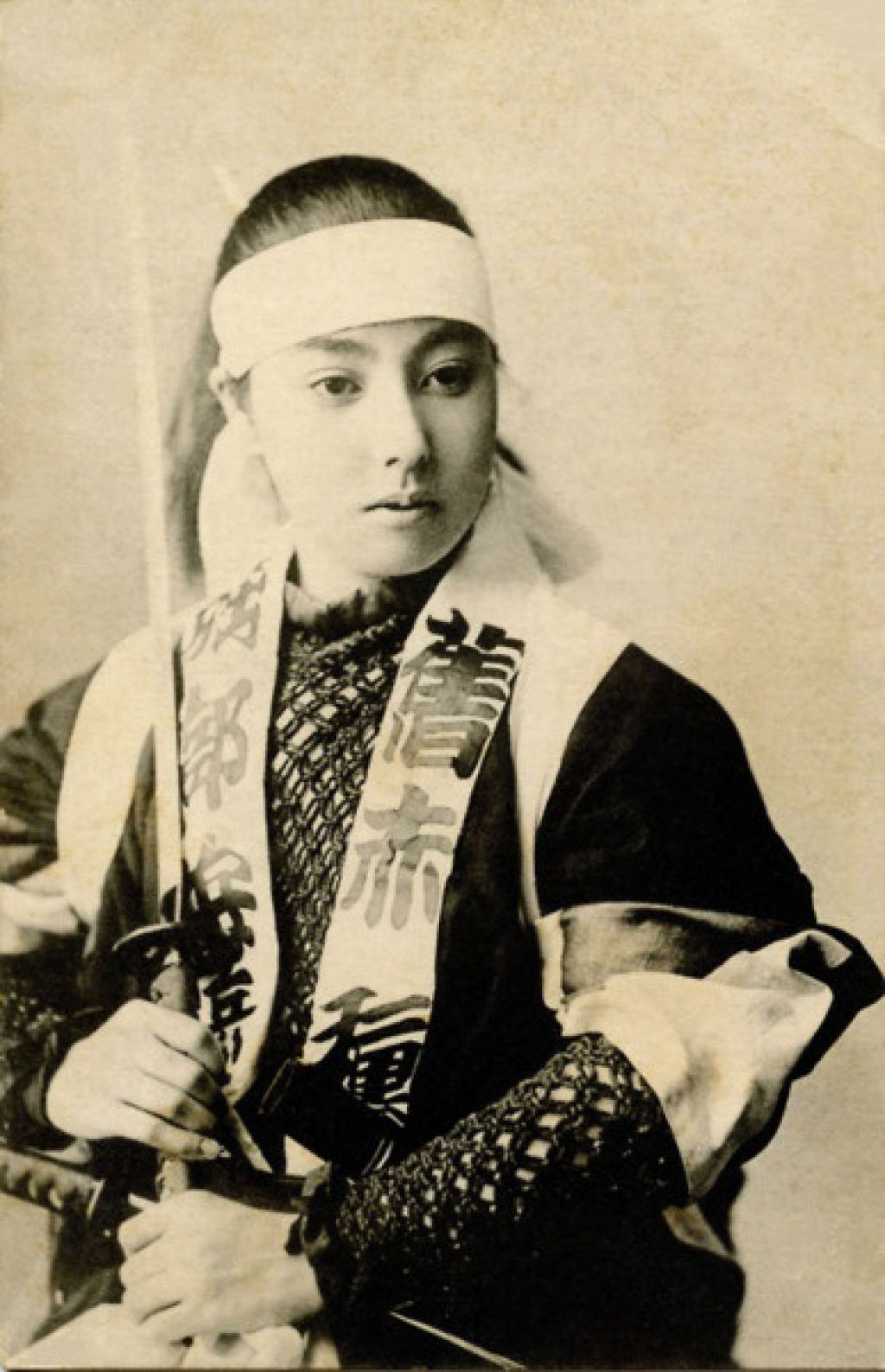 Fotos antigas de guerreiras samurais posando com suas katanas