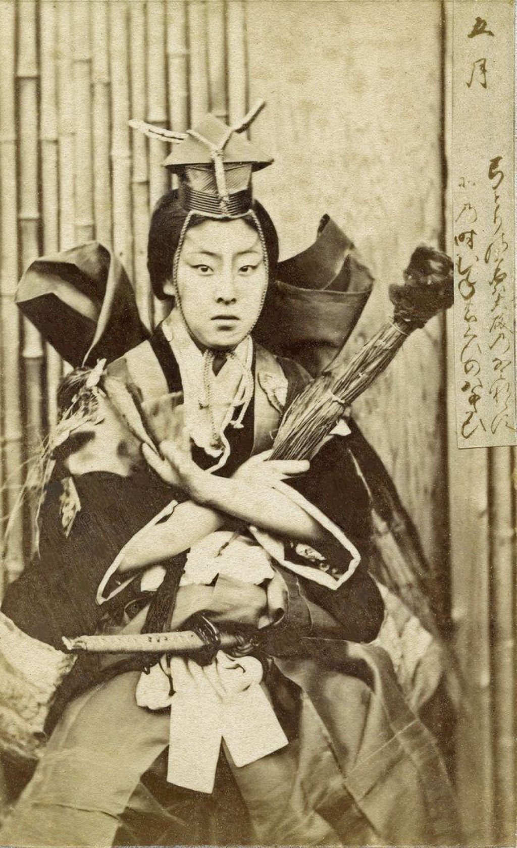Fotos antigas de guerreiras samurais posando com suas katanas