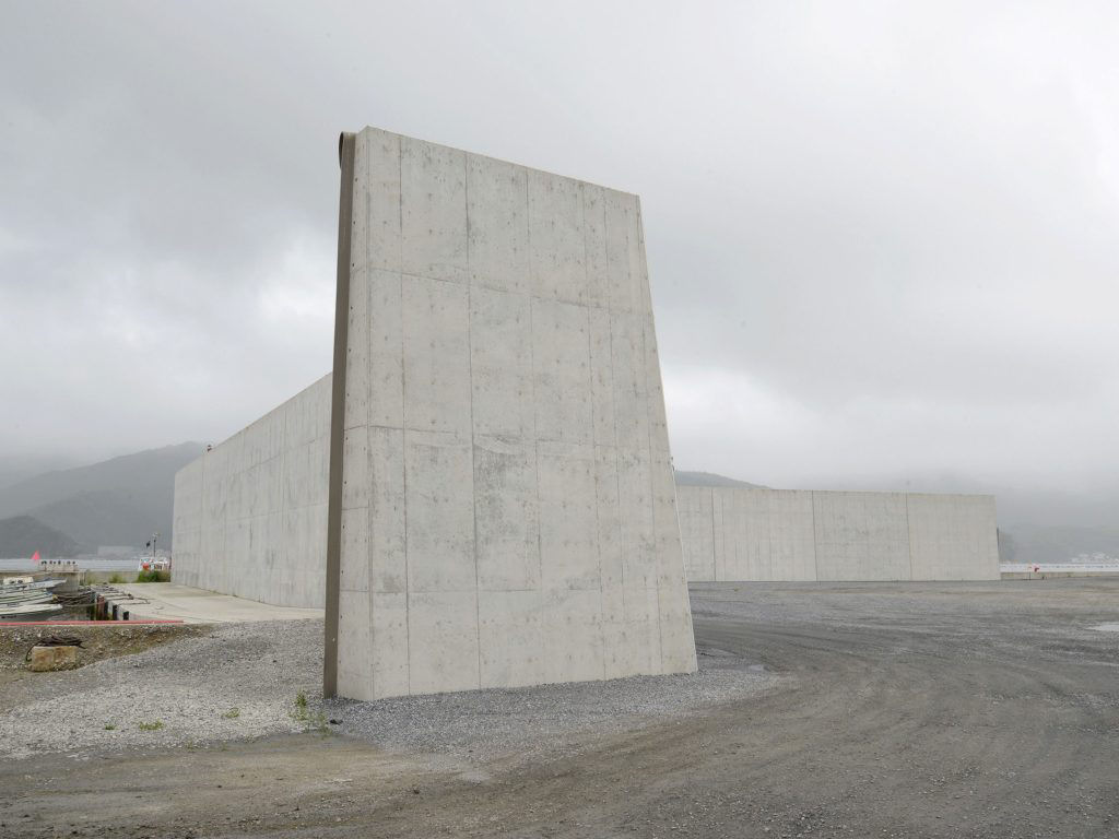 As colossais muralhas anti-tsunami que o Japo est construindo