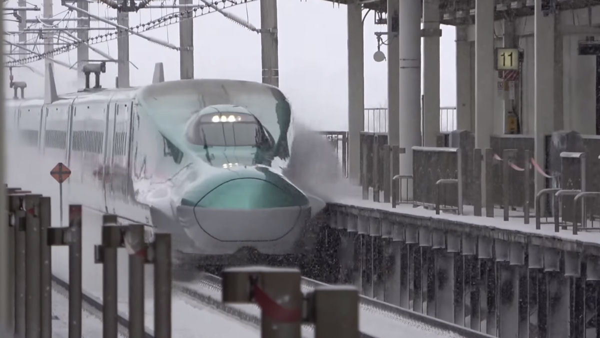 Veja como um trem-bala japonês atravessa uma estação nevada a toda velocidade