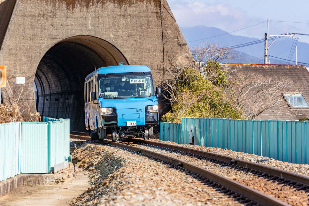 O primeiro ônibus-trem do mundo começou a circular no Japão