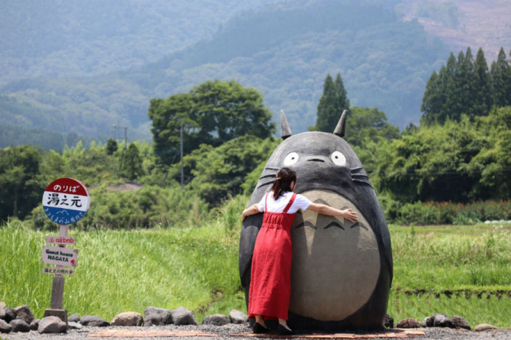 Avs criam parada Totoro da vida real para seus netos, que se torna atrao turstica viral 01