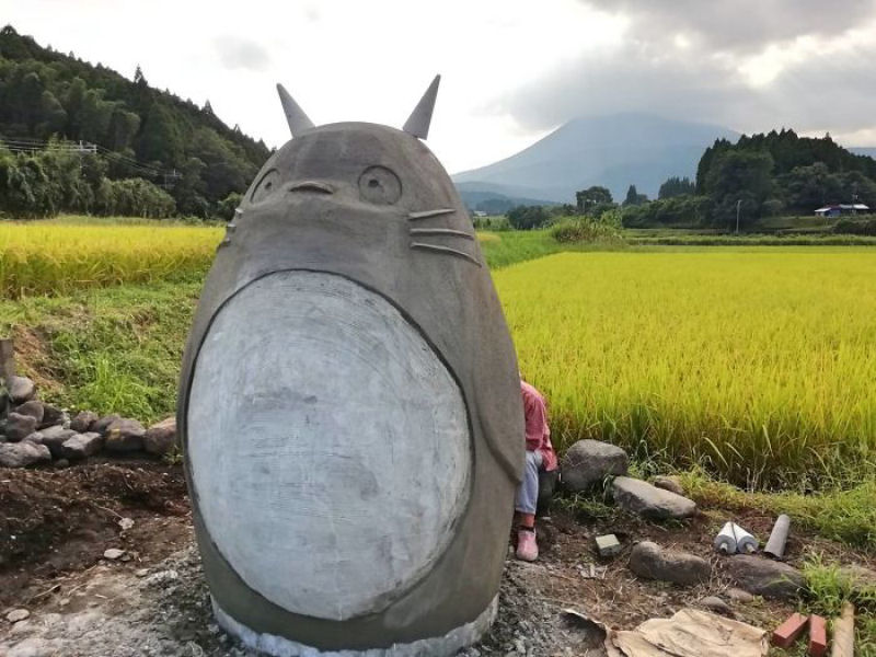 Avs criam parada Totoro da vida real para seus netos, que se torna atrao turstica viral 07