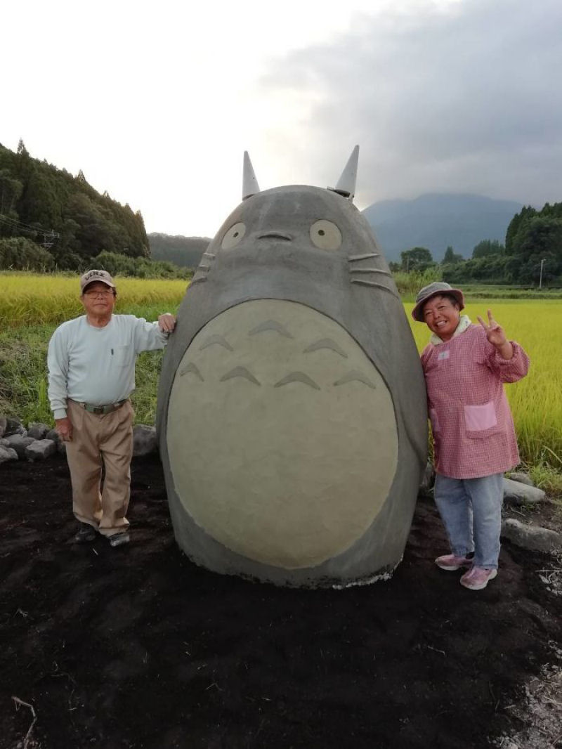Avs criam parada Totoro da vida real para seus netos, que se torna atrao turstica viral 09
