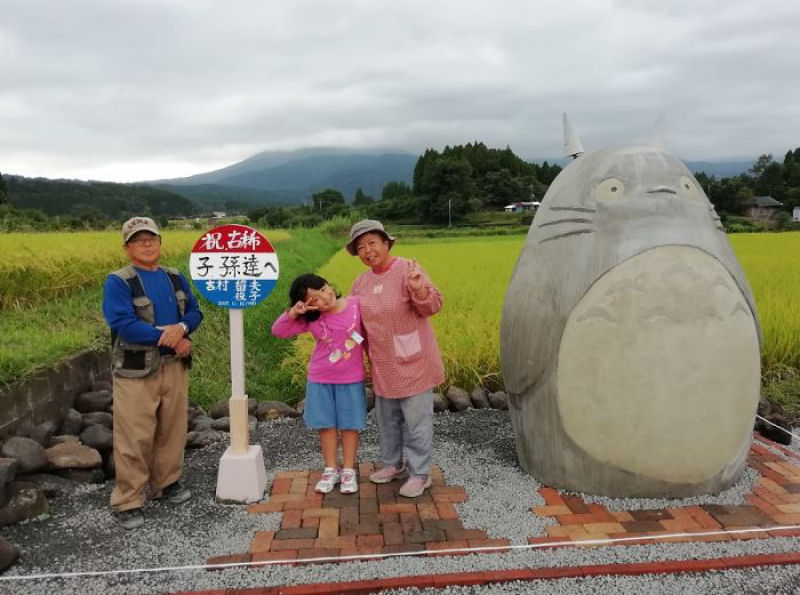 Avs criam parada Totoro da vida real para seus netos, que se torna atrao turstica viral 10