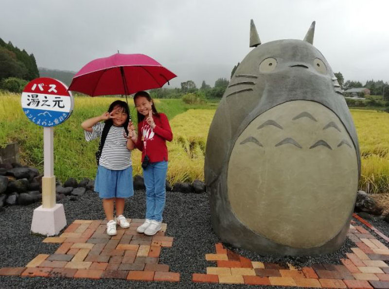 Avs criam parada Totoro da vida real para seus netos, que se torna atrao turstica viral 12