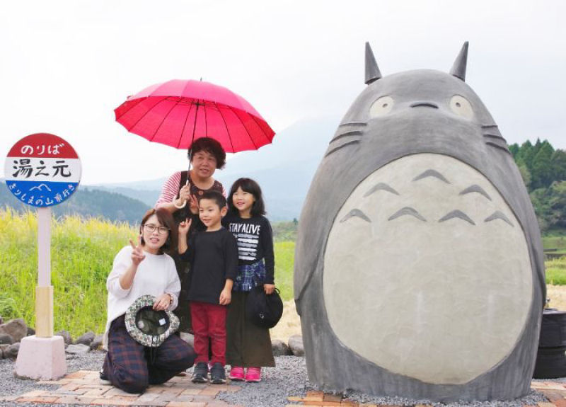 Avs criam parada Totoro da vida real para seus netos, que se torna atrao turstica viral 14