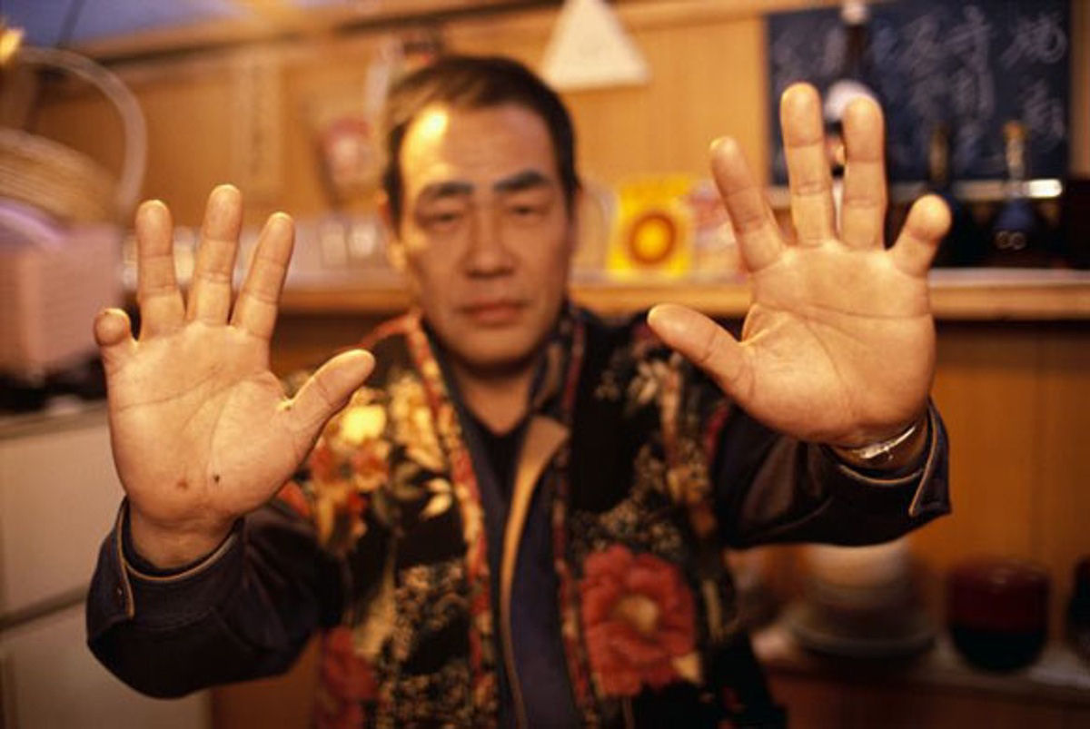H uma mulher que faz dedos falsos para devolver a vida e reputao de ex-integrantes da Yakuza no Japo