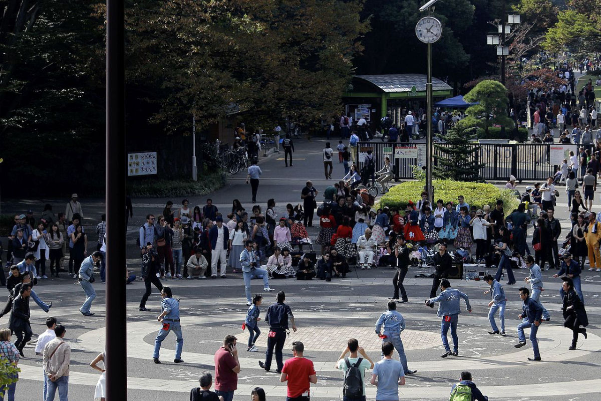 Subcultura rockabilly de Tquio toma conta do parque com msica dos anos 50