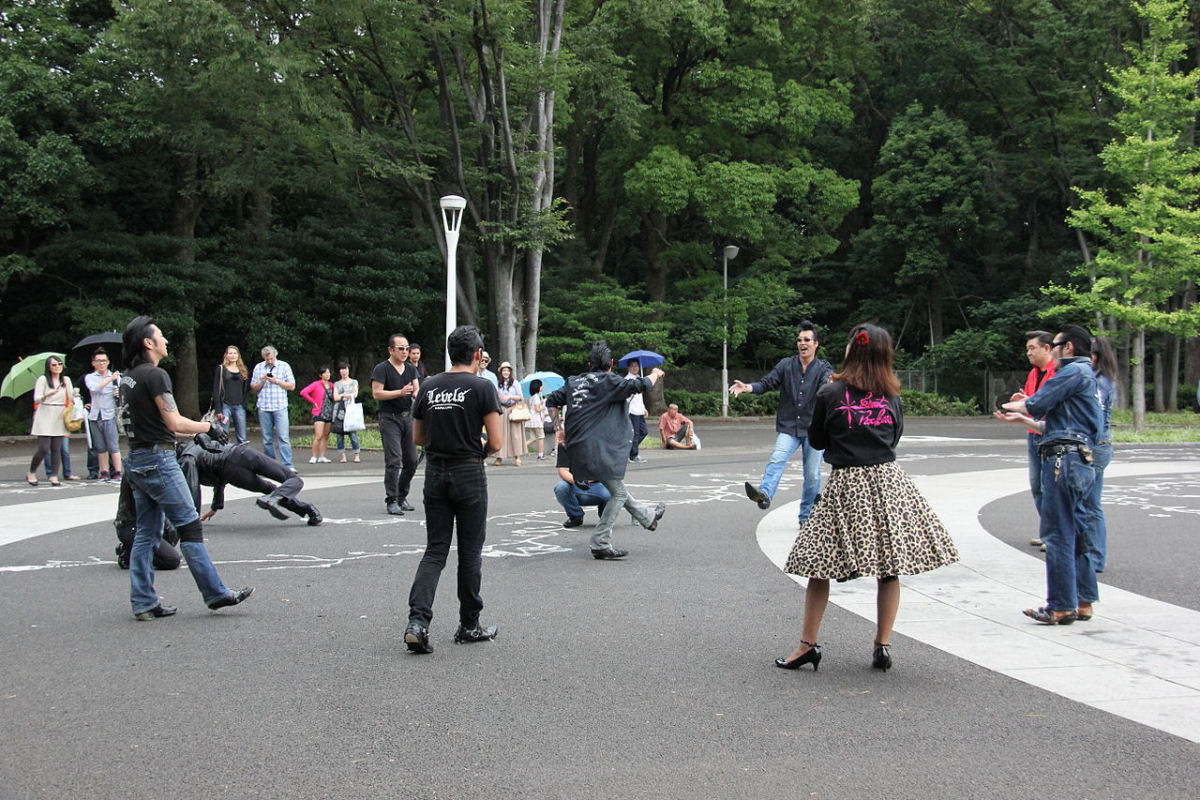 Subcultura rockabilly de Tquio toma conta do parque com msica dos anos 50