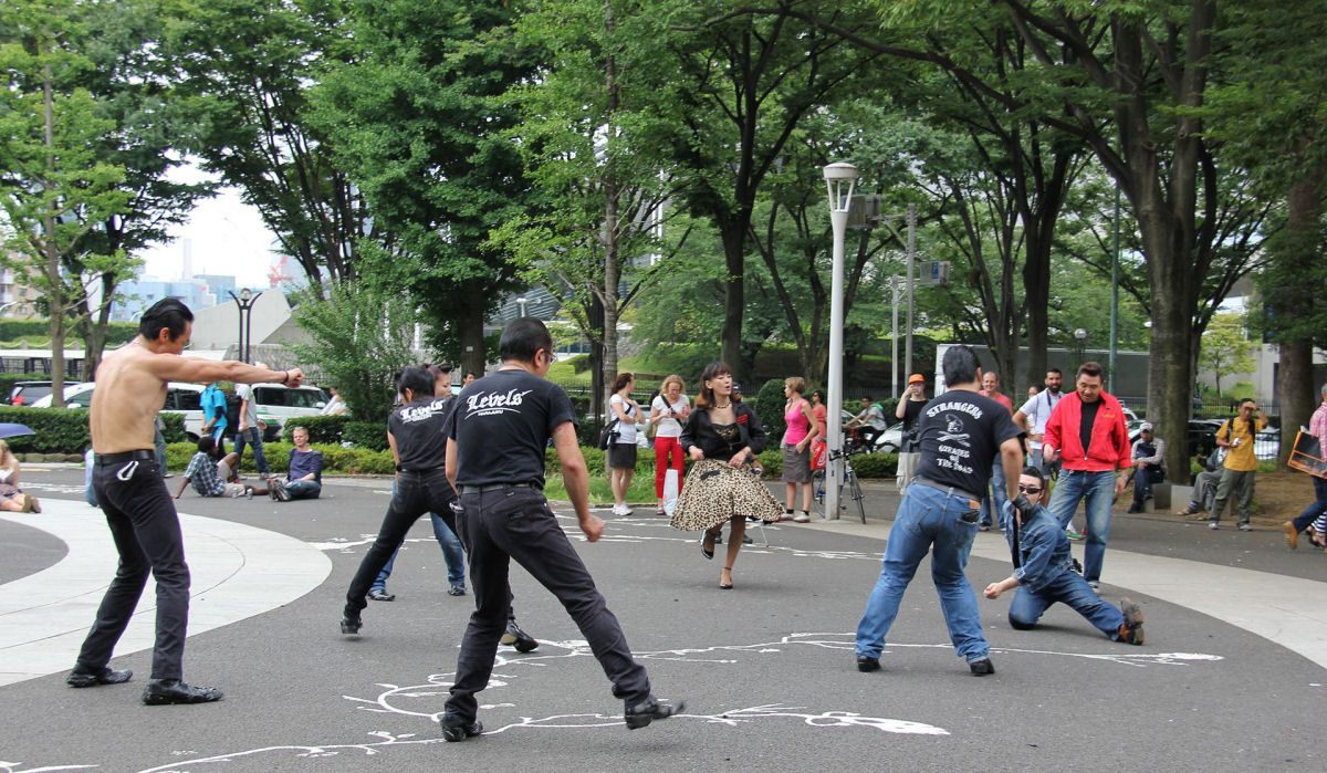 Subcultura rockabilly de Tquio toma conta do parque com msica dos anos 50