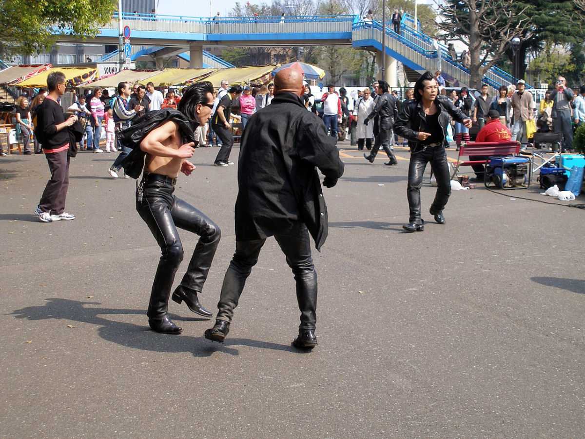 Subcultura rockabilly de Tquio toma conta do parque com msica dos anos 50