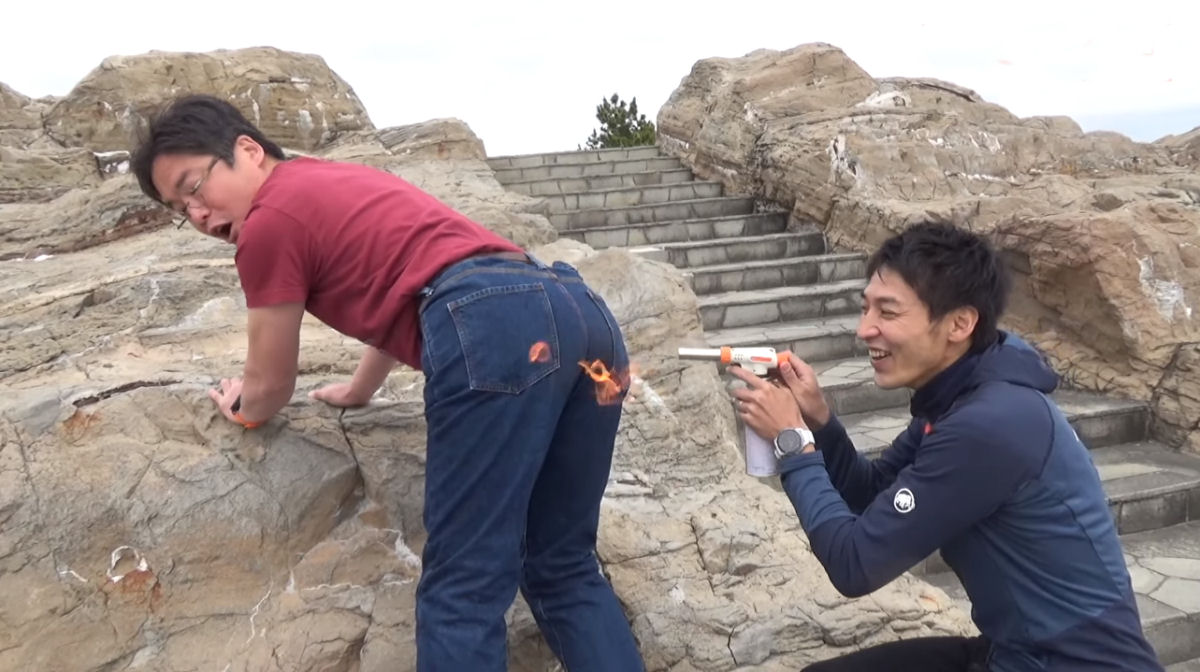 Dois japoneses testam jeans resistentes a chamas