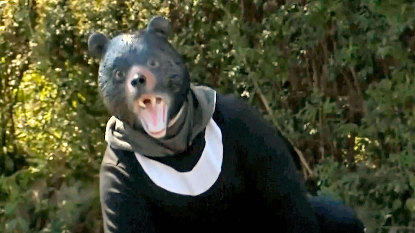 Homem veste fantasia de urso em exerccio de ataque de animais pela polcia japonesa