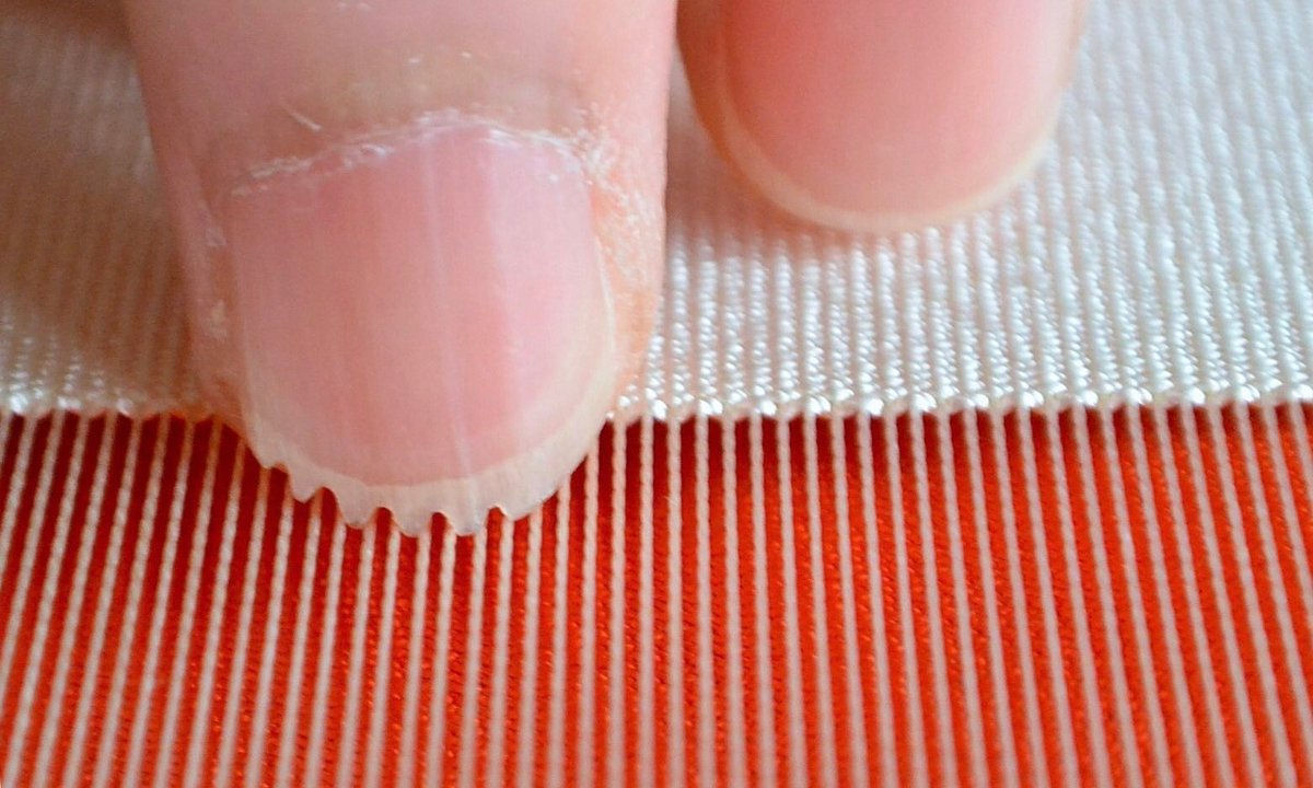 Artistas têxteis lixam as unhas com pequenos sulcos para técnica de tecelagem tradicional japonesa