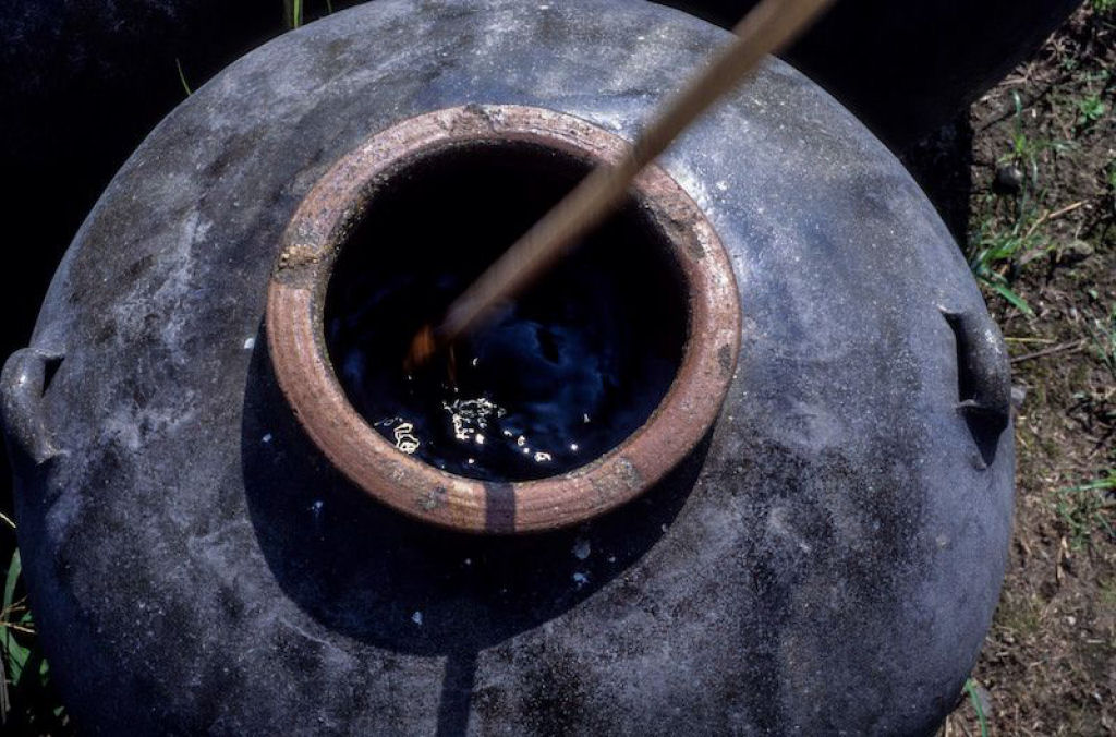Como 52.000 potes so usados para envelhecer um raro vinagre escuro japons