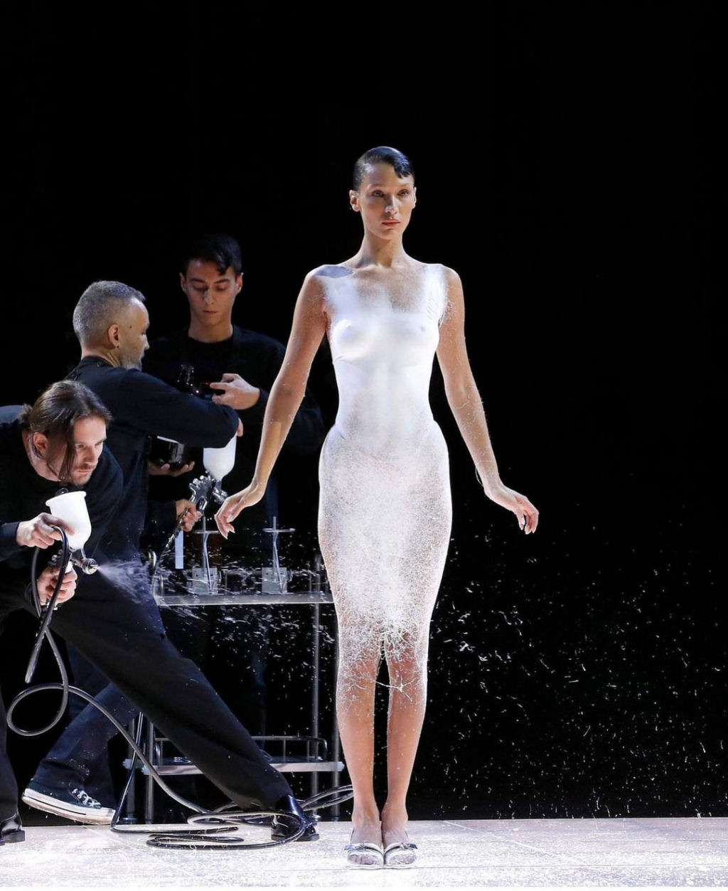 No  magia,  moda: a cincia por trs do vestido de Bella Hadid na Paris Fashion Week